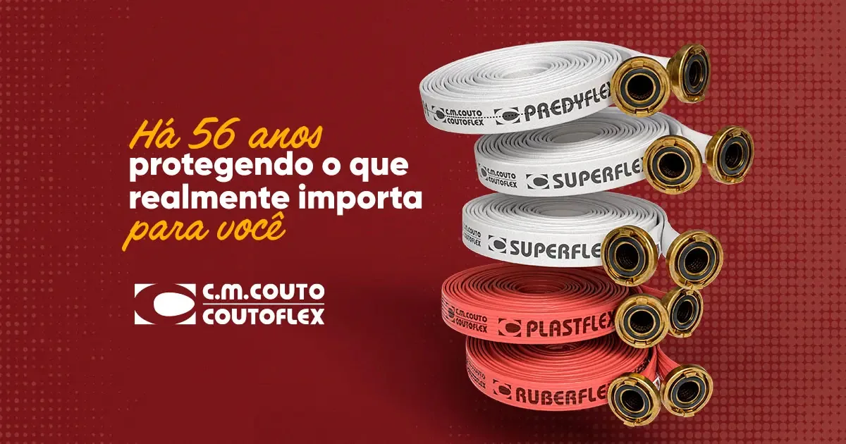 Mangueiras de incêndio Coutoflex enroladas, com a mensagem da CM Couto sobre 56 anos protegendo o que importa